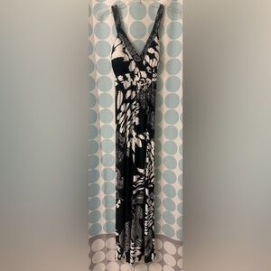 Women’s V neck dress, black/white, Size Small